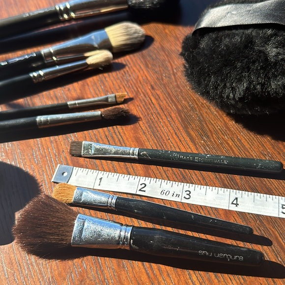 5 MAC brushes + 1 MAC body powder puffer + 2 SHU UEMURA + 1 Guerlains. 10 total - Picture 14 of 15